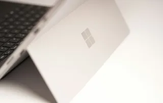 white-laptop-computer-on-white-table